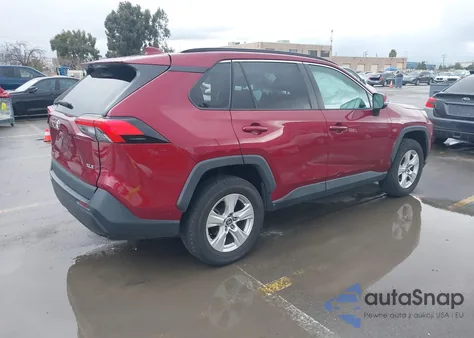 2021 Toyota Rav4 Xle z USA, uszkodzony, nr VIN 2T3W1RFV6MW114228